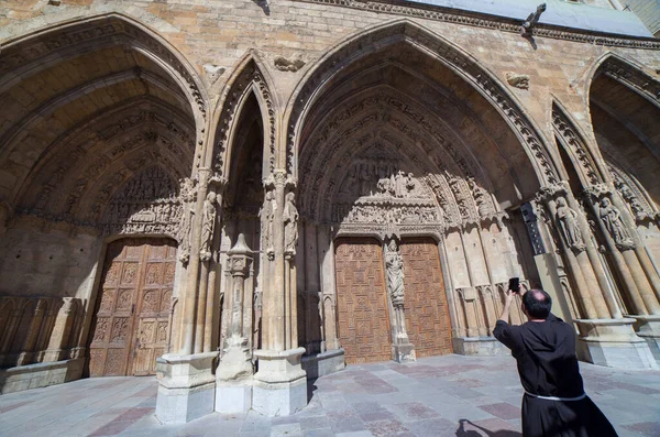 Leon Spain June 25Th 2019 Friar Taking Picture Leon Cathedral — Stock Photo, Image