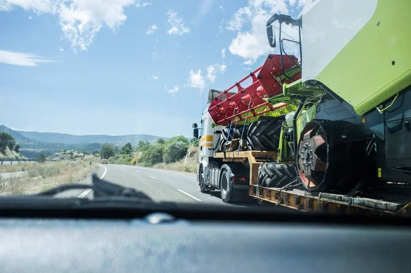 Heavy Duty Truck Carrying Harvester View Car While Overtaking — Stock Photo, Image