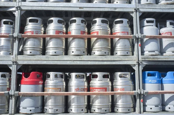 西班牙马拉加 2019年7月27日 在卡车上分类装载的西班牙丁烷气瓶 — 图库照片