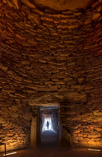 Frau Geht Aus Tholos Romeral Antequera Malaga Spanien — Stockfoto