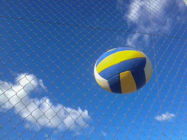 Bola Voleibol Aire Sobre Fondo Cerca Alambre Objeto Deformado Movimiento — Foto de Stock