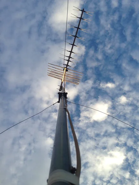 Antena Televisión Doméstica Sobre Cielo Azul Nublado Enfoque Selectivo —  Fotos de Stock