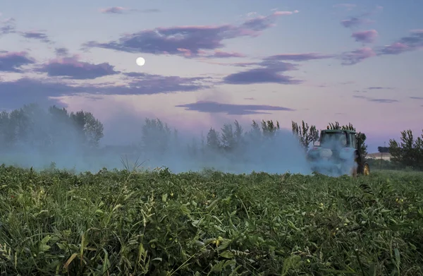 Polvos Tractores Con Cultivo Tomate Polvo Azufre Atardecer Con Luna —  Fotos de Stock