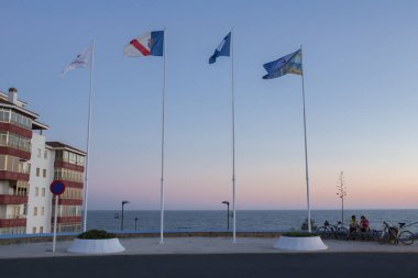 Matalascanas 'taki Donana Beach kavşağında oturan motorcular. Costa de la Luz deniz kıyısı, Huelva, İspanya