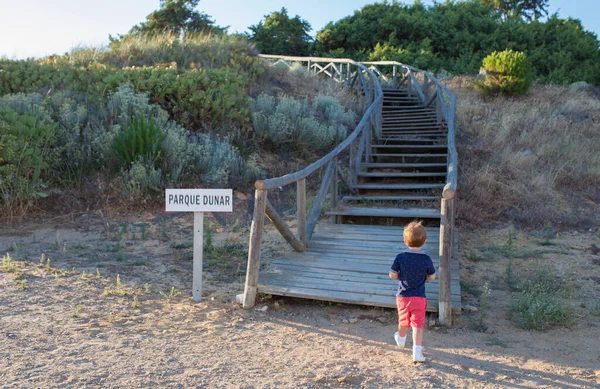 Kleine Jongen Bezoekt Duinenpark Van Matalascanas Costa Luz Seashore Huelva — Stockfoto