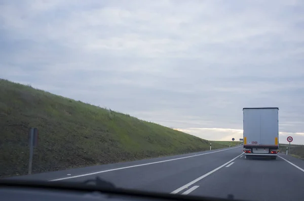 Conduire Derrière Camion Frigorifique Camion Frigorifique Coucher Soleil Vue Intérieur — Photo