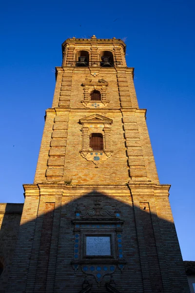 スペインのモンティージャにあるサンティアゴ使徒教会の塔の教区 ゴシック ムデハル様式 日没のショット — ストック写真
