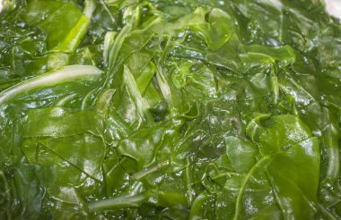 Kevgir üstünde haşlanmış ıspanak. Seçici odak