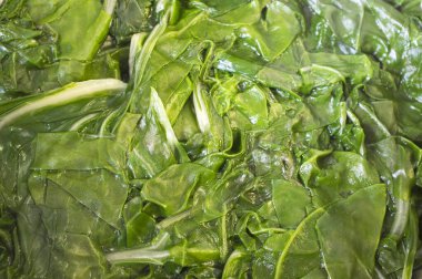 Kevgir üstünde haşlanmış ıspanak. Seçici odak