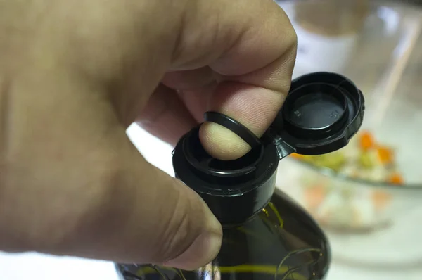 Ujj Egy Lezárt Olívaolajos Üveget Nyit Egy Belső Lehúzható Műanyag — Stock Fotó