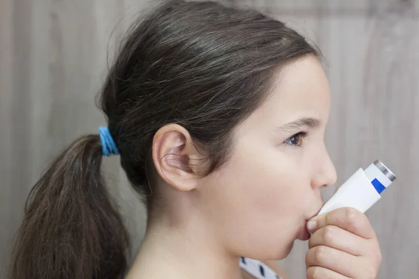 Anak Perempuan Menggunakan Semprotan Medis Untuk Bernapas Inhaler Tampilan Samping — Stok Foto