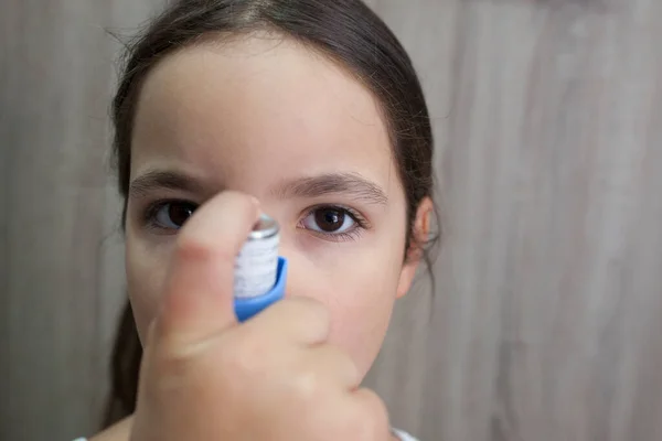 Menina Usando Spray Médico Para Respirar Inalador Vista Frontal — Fotografia de Stock