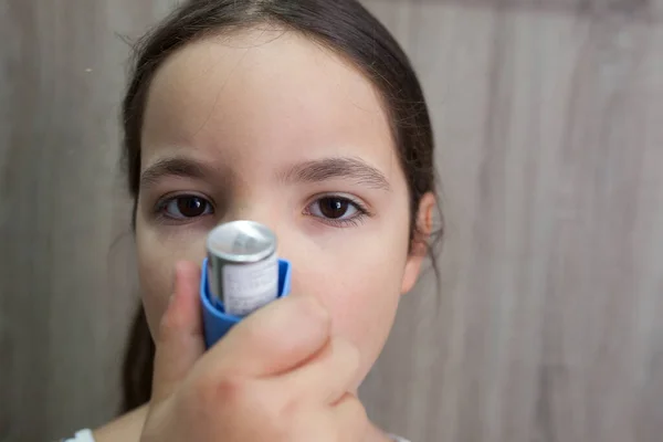 Menina Usando Spray Médico Para Respirar Inalador Vista Frontal — Fotografia de Stock