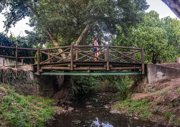 Criança Atravessando Ponte Internacional Mais Curta Mundo Marco Distrito Codosera — Fotografia de Stock