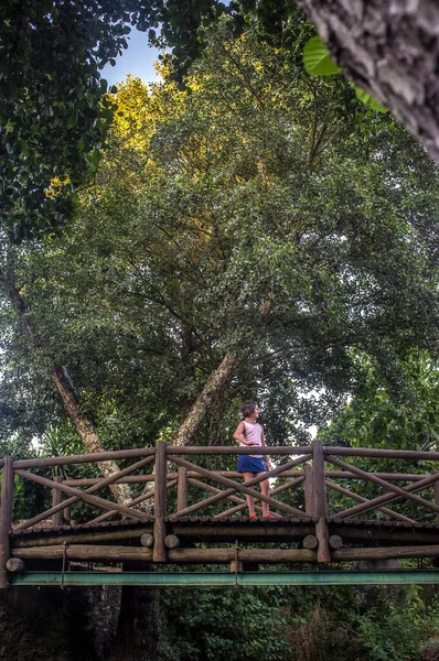 Kind Meisje Kortste Internationale Brug Ter Wereld Van Marco Codosera — Stockfoto