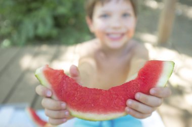 Çocuk ferahlatıcı karpuz yiyor. Köy geçmişi. Seçici odak