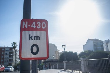 Badajoz, İspanya - 14 Haziran 2018 İspanya Ulusal N-430 yolunda sıfır kilometre. Şehir şarkı sözü