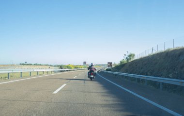 Otomobille bir motorcunun arkasından gitmek. Sürüş sahnesi