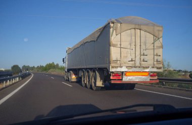 Ağ kaplı kamyonun arkasında. Arabanın içerisinden bak.