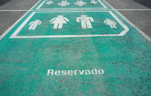 Podlahový Signál Který Ukazuje Prioritní Parkování Pro Rodiny Selektivní Zaměření — Stock fotografie