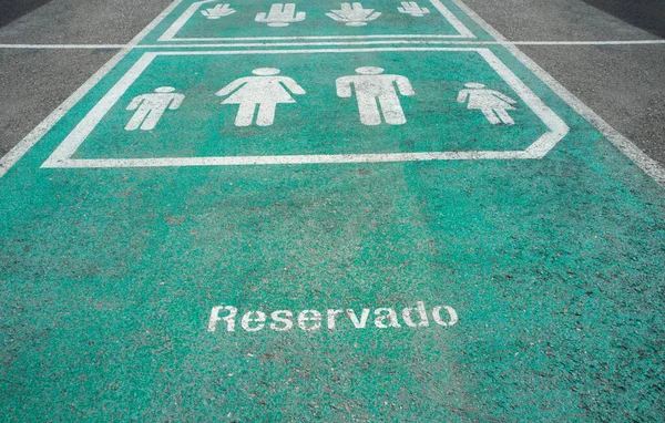 Señal Piso Que Indica Estacionamiento Prioritario Para Familias Enfoque Selectivo —  Fotos de Stock