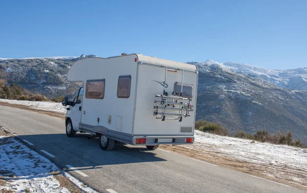 自動車のホームゆっくりと山の峠を登る 屋外からの眺め — ストック写真