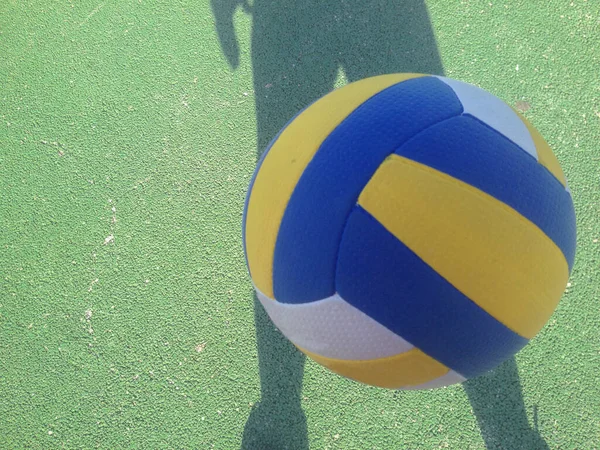 Balle Volley Ball Air Dessus Sol Vert Ombres Joueur — Photo