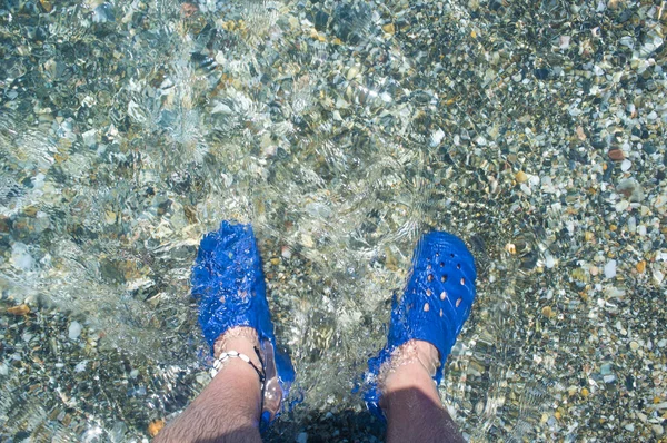 Sahilin Yanında Mavi Takunyalı Bir Erkek Seçici Odak — Stok fotoğraf