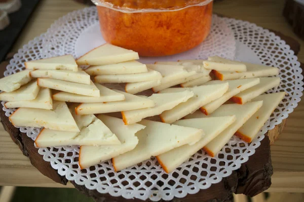 Half Cured Smoked Paprika Cheese Slices Arrangement Closeup — Stock Photo, Image