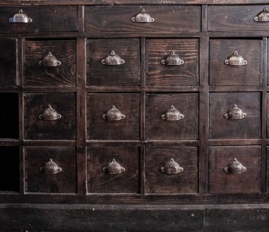 Koyu kahverengi ahşap çekmeceler mobilya. Kabuk şeklindeki metal saplar