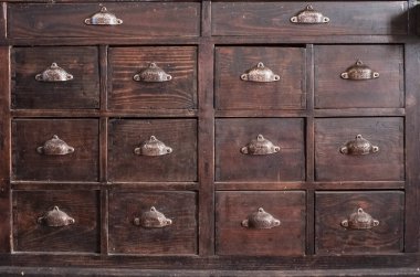 Koyu kahverengi ahşap çekmeceler mobilya. Kabuk şeklindeki metal saplar