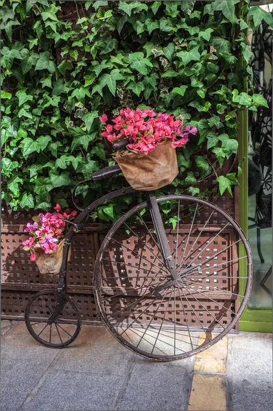 Bicicleta Vintage Preta Decorada Com Flores Rosa Foco Seletivo — Fotografia de Stock