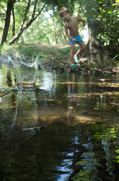 Kleine Jongen Gooit Kiezelsteentjes Het Water Vakantie Waar Kinderen Wild — Stockfoto
