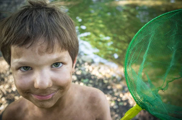 Smerig Gezichtje Kleine Jongen Kijkt Naar Camera Met Ondeugende Uitdrukking — Stockfoto