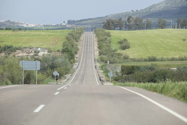 当地道路充满了坡度变化或坡度变化 沿着西班牙东南部埃斯特雷马杜兰的拉塞雷纳开车 — 图库照片