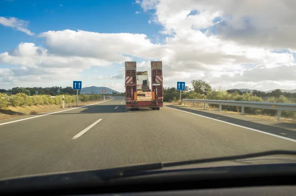 Ciężki Samochód Ciężarowy Złożoną Platformą Jazdy Pusty Widok Wnętrza Samochodu — Zdjęcie stockowe