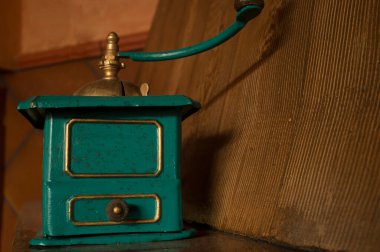 Eski el yapımı kahve öğütücüsü altın ve yeşile boyanmış. Seçici odak