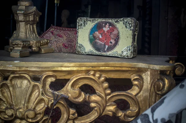 Старая Жестяная Коробка Золотом Столе Окно Магазина Антиквариата — стоковое фото