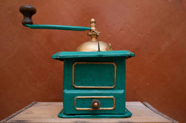 Old Manual Coffee Grinder Painted Gold Green Selective Focus — Stock Photo, Image