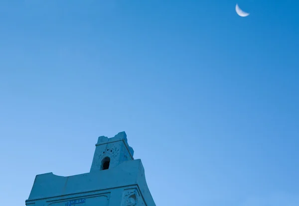 Mezquita en Chefchauen con luna — Foto de Stock
