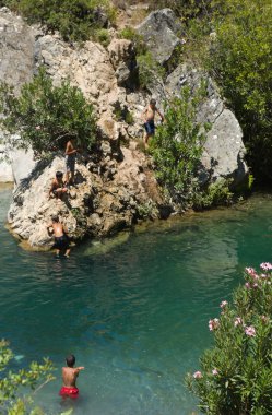 dağlar arasında banyo