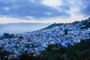 mavi: chefchaouen şehrini panoramik manzaralı