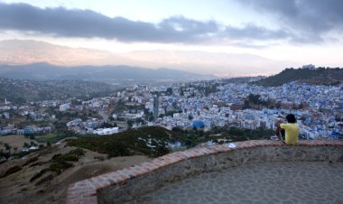 mavi: chefchaouen şehrini panoramik manzaralı
