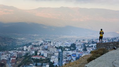 mavi: chefchaouen şehrini panoramik manzaralı