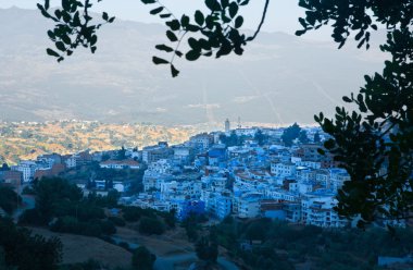 mavi: chefchaouen şehrini panoramik manzaralı