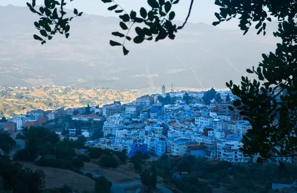 mavi: chefchaouen şehrini panoramik manzaralı