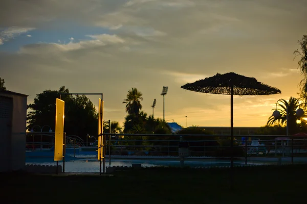 Piscina ao entardecer — Fotografia de Stock