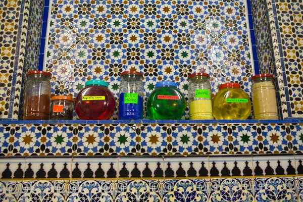 Pots de parfum à vendre au souk de Tétouan — Photo