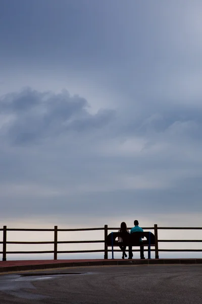 Panchina d'amore una giornata nuvolosa — Foto Stock