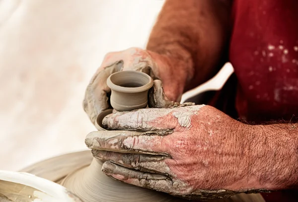 Creating an earthen jar — Stock Photo, Image